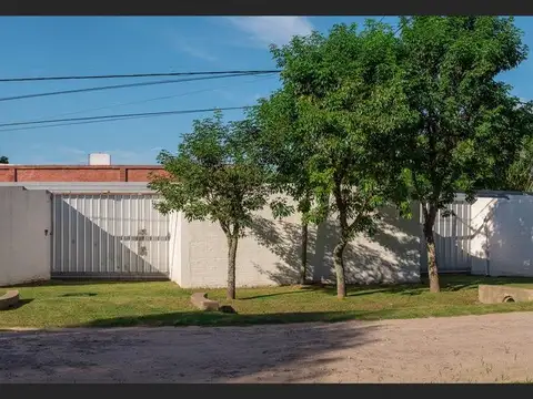 CASA 3 dormitorios con jardín en RECONQUISTA (Sta
