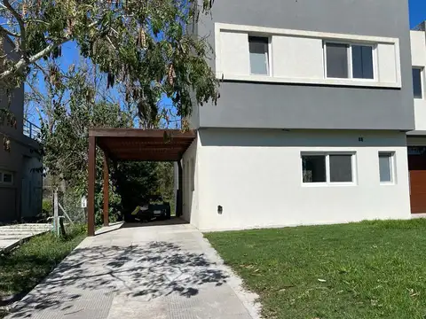 Casa en venta con renta, 4 ambientes, Barrio Acacias/Puertos
