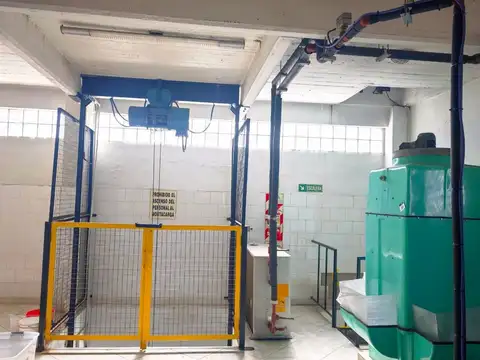 Gran local industrial en Caseros  485m2 2 plantas