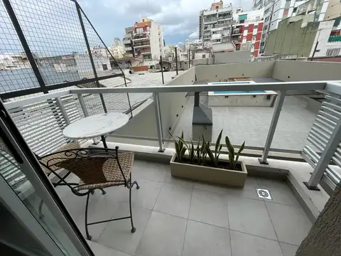 Av Regimiento Patricios 200 entre Gualeguay y Tomás Liberti