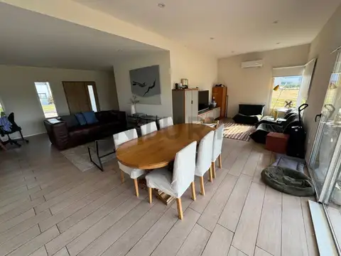VENTA CASA 4 AMBIENTES CON PILETA SANTA ISABEL 2