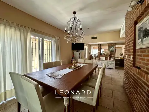 Casa 6 ambientes con 2 baños