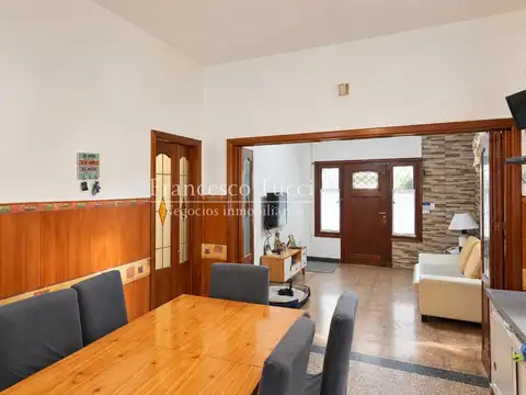 Casa en Venta con 2 cocheras