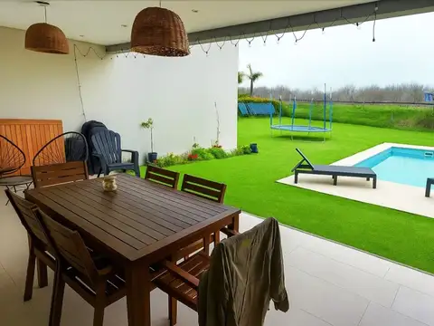 Casa en Venta con 2 cocheras