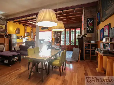 Casa de estilo media romana reciclada a nuevo con jardín de 18x9 y garage en Boedo