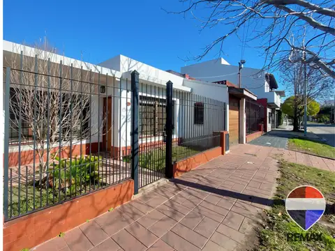 VENTA CASA TRES AMBIENTES PARQUE COCHERA ALTILLO