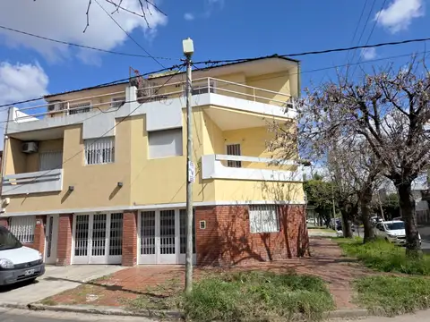 CASA EN PH;  COCHERA FIJA y CUBIERTA, 3 DORMITORIOS, 3 BAÑOS, QUINCHO, TERRAZA... BUEN GUSTO y CALIDAD ,   VEALA