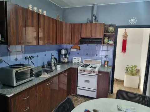  EXCELENTE CASA EN LOTE PROPIO DE 3 AMBIENTES CON PATIO, TERRAZA, COCHERA Y CUARTO DE GUARDADO 