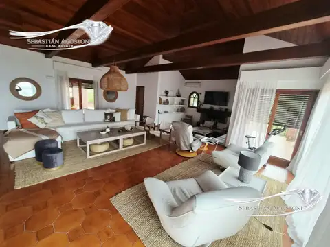 Casa 7 ambientes con 5 baños