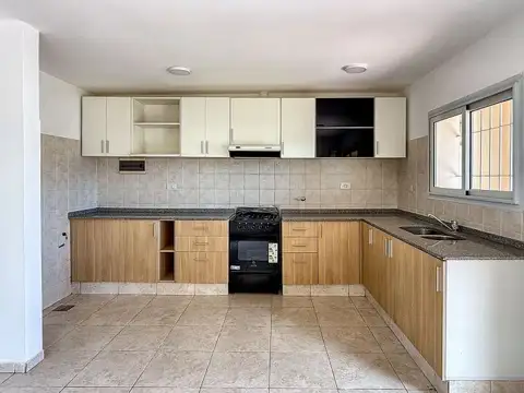 Casa 5 ambientes con 2 baños