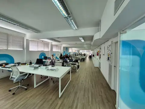 Oficina 8 ambientes con 7 baños