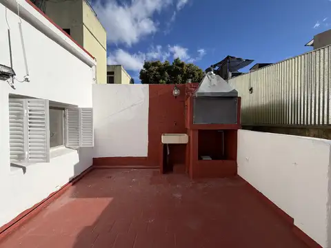 Depto Tipo Casa En Villa del Parque con patio terraza con parrilla 4 amb.