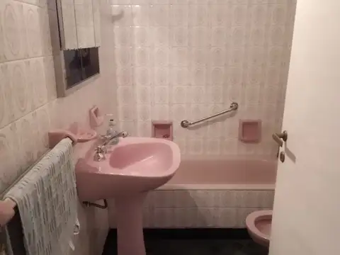 Excelente ex municipal, salida a 2 calles. Se halla bajo contrato de alquiler. Buena Renta