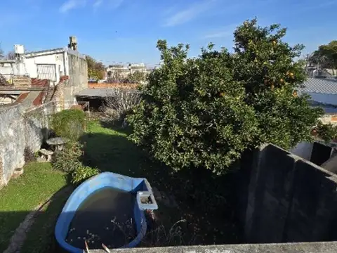 Venta casa con local, pileta y gran terreno