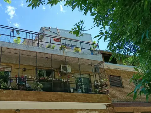 VENDO PH AL FRENTE DESARROLLADO EN 2 PLANTAS 1° PISO Y 2 ° PISO " IDEAL 2 FAMILIAS"  BALCON TERRAZA