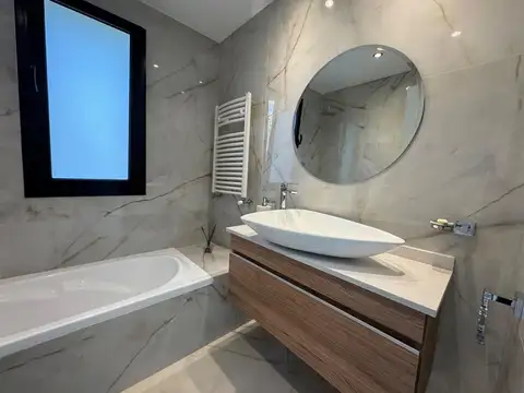 Casa en Venta con 3 cocheras