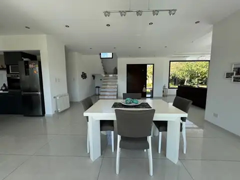 Casa 4 ambientes con 4 baños