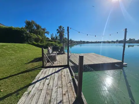 Casa en alquiler anual con muebles de  3/4 dormitorios Santa Bárbara a la laguna, pileta climatizada