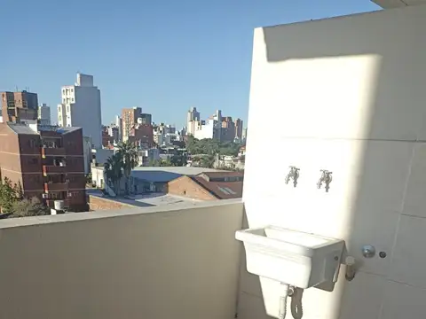 Mono con cochera en el centro (VENTA) Lisandro de la torre 3200