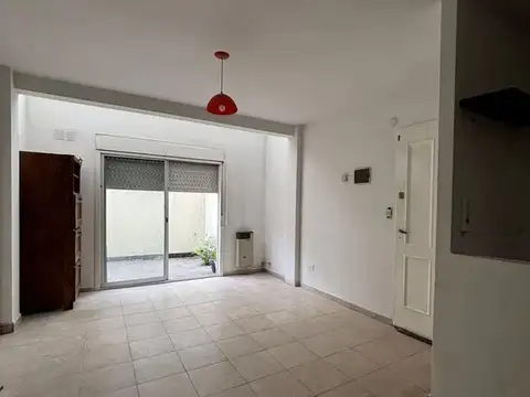 Venta PH 2 ambientes Con Patio En La Boca