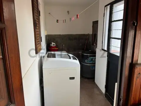 Casa 6 ambientes con 2 baños