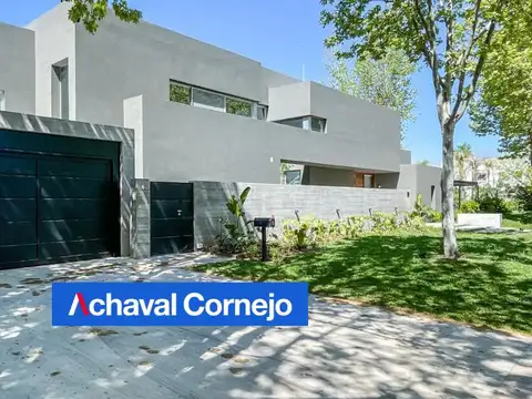 Casa en Venta con 4 cocheras