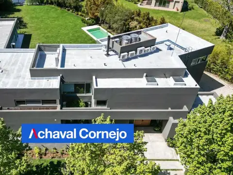 Casa en venta doble lote al agua totalmente remodelada en Barrio Santa Maria de Tigre