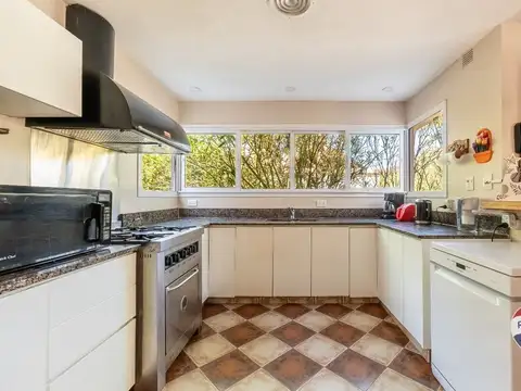 Casa 4 ambientes con 4 baños