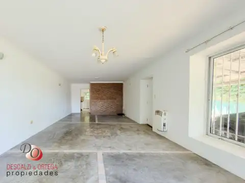 Casa de 2 dormitorios en venta, a metros de Av. Bodereau, una planta