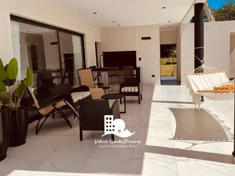 Casa 5 ambientes con 4 baños