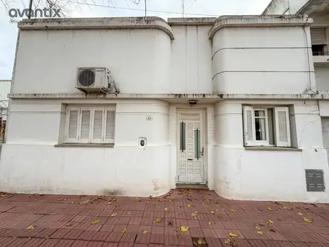 Casa de 2 habitaciones con patio en barrio Alberdi