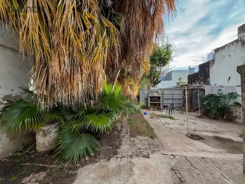 Casa de 2 habitaciones con patio en barrio Alberdi
