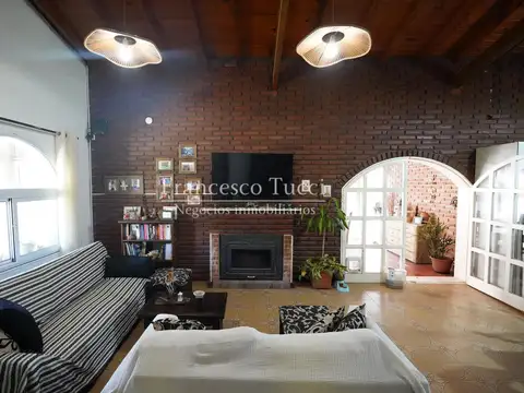 Casa 4 ambientes con 2 baños