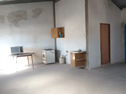 Galpón 400m2 en 3 plantas con oficinas y montacargas