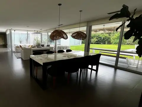 Casa 6 ambientes con 7 baños