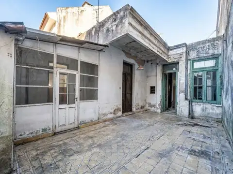 CASA A REFACCIONAR EN VENTA – GRAN OPORTUNIDAD PARA RECICLAR LOTE 8,66 m DE FRENTE x 18,40 de f...