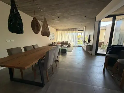 Casa 4 ambientes con 3 baños