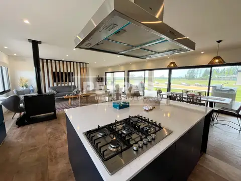 Casa 5 Ambientes, 3 Dormitorios con Pileta y Jacuzzi, Chacras de La Trinidad