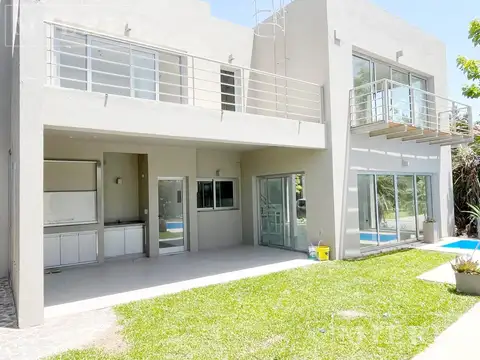 Casa en alquiler anual sin muebles sobre lote Interno en Los Sauces, Nordelta