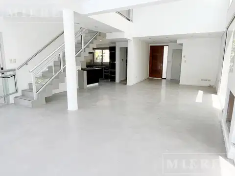 Casa 6 ambientes con 2 baños