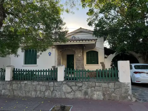SE VENDE CASA SOBRE CALLE MAIPU 5 AMBIENTES