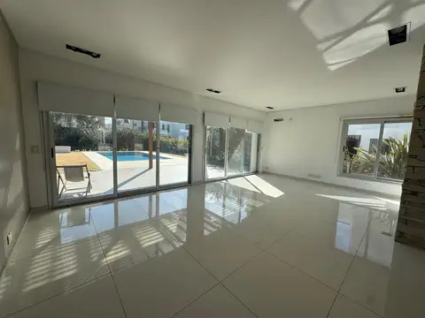 Casa en Venta con 4 cocheras