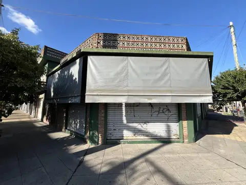 Casa De 3 Amb Con Patio, Terraza, Garage Y 2 Locales Comerciales. Excelente Ubicacion