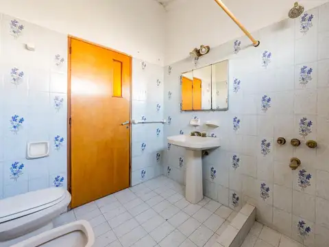 Casa 7 ambientes con 1 baño