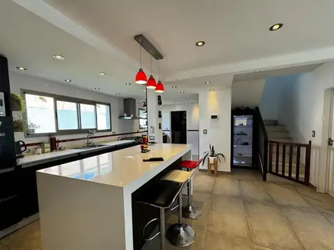 MODERNA CASA CON PARQUE Y GARAGE