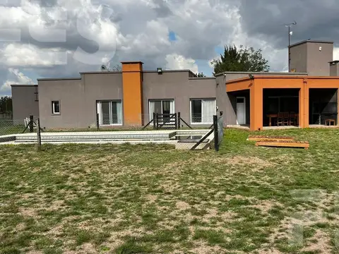Casa en Alquiler con 6 cocheras
