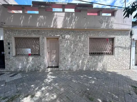 Casa en venta al frente. Arroyito