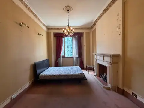 VENTA DE PISO ENTERO DE 6 AMBIENTES CON ARQUITECTURA DE ÉPOCA EN URUGUAY Y AV. CÓRDOBA