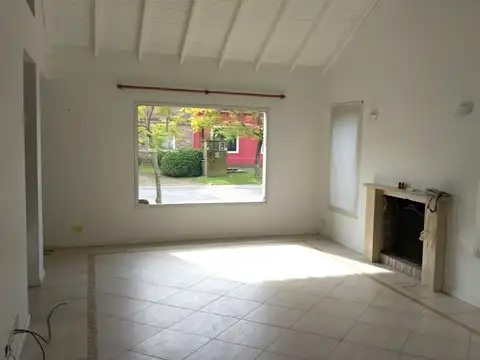 Casa en Alquiler con 3 cocheras