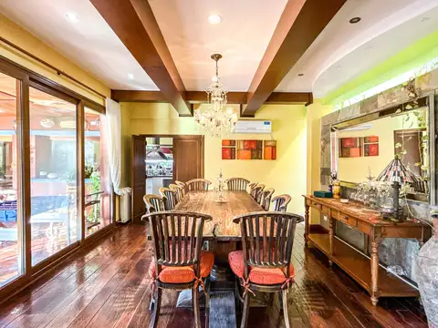 Casa en Alquiler con 4 cocheras